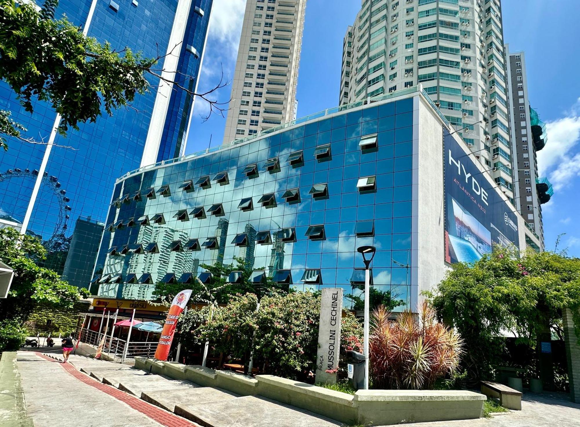 Roda Gigante, Garagem E Piscina Balneário Camboriú Esterno foto